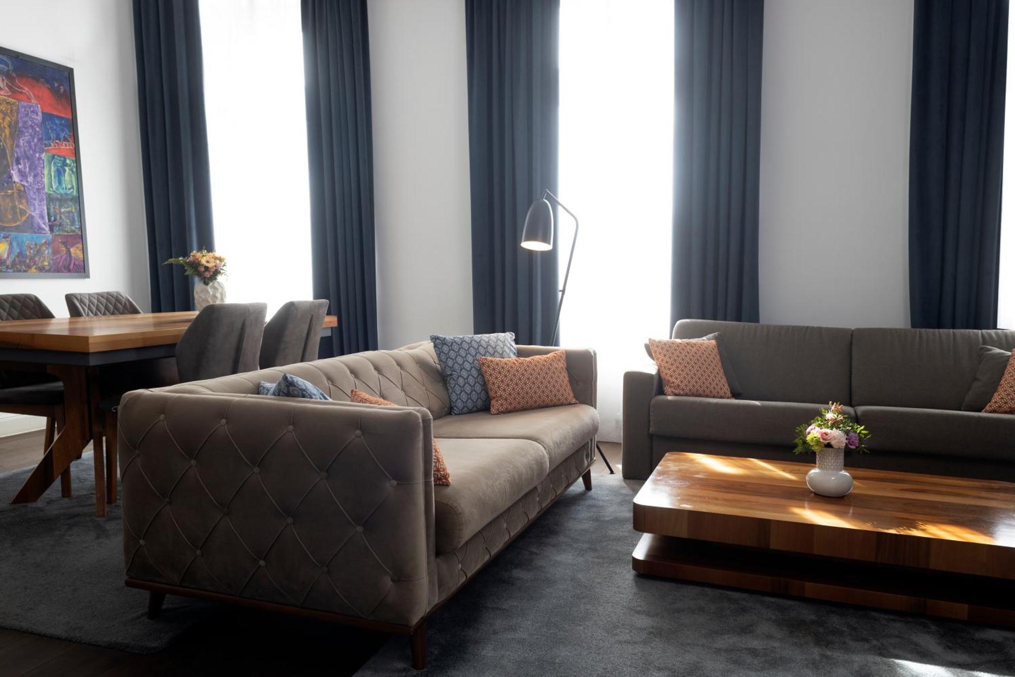 Zoya Luxury Residence Βουδαπέστη Εξωτερικό φωτογραφία The living room of a two-bedroom apartment at the hotel
