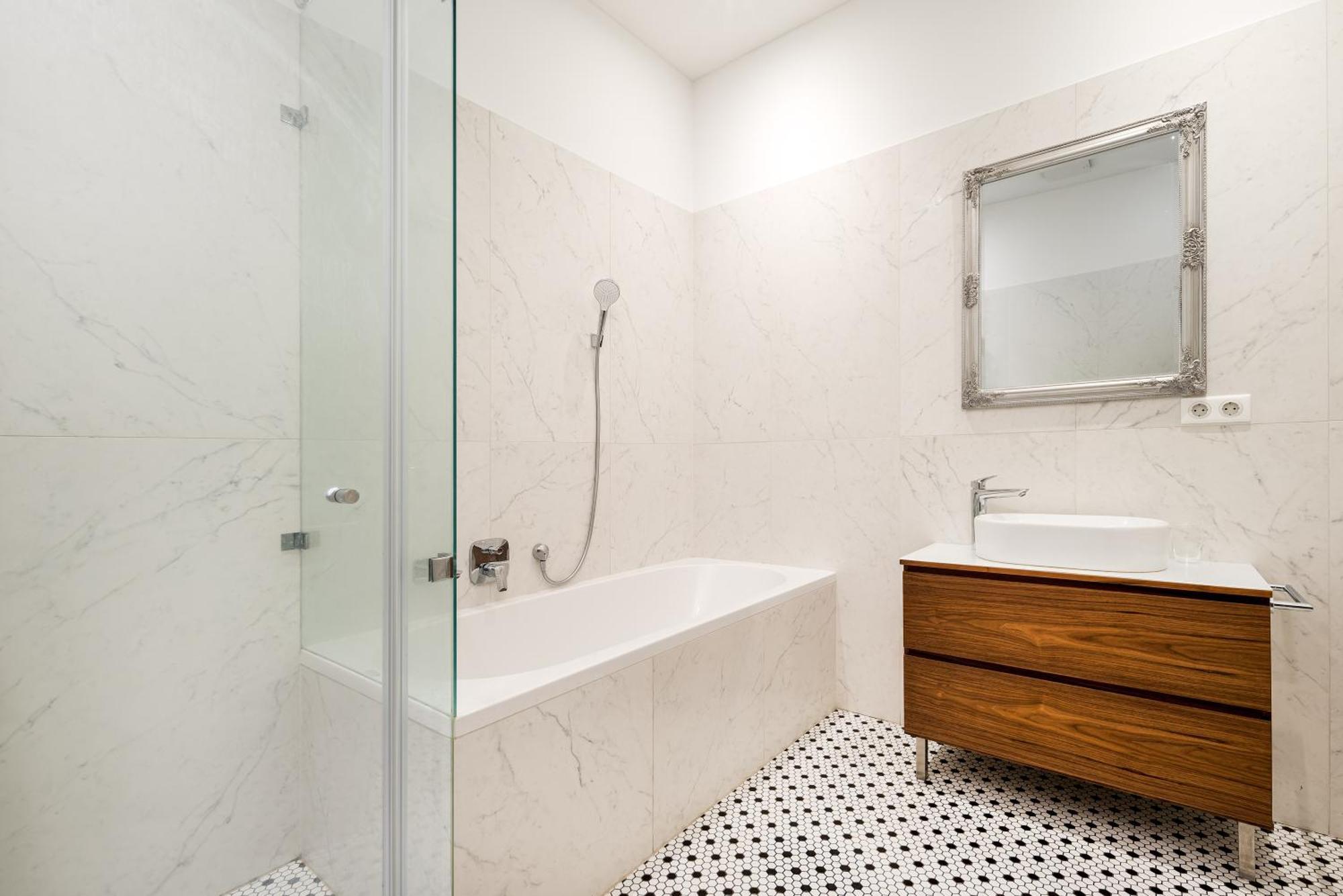 Zoya Luxury Residence Βουδαπέστη Εξωτερικό φωτογραφία Bathroom with shower enclosure