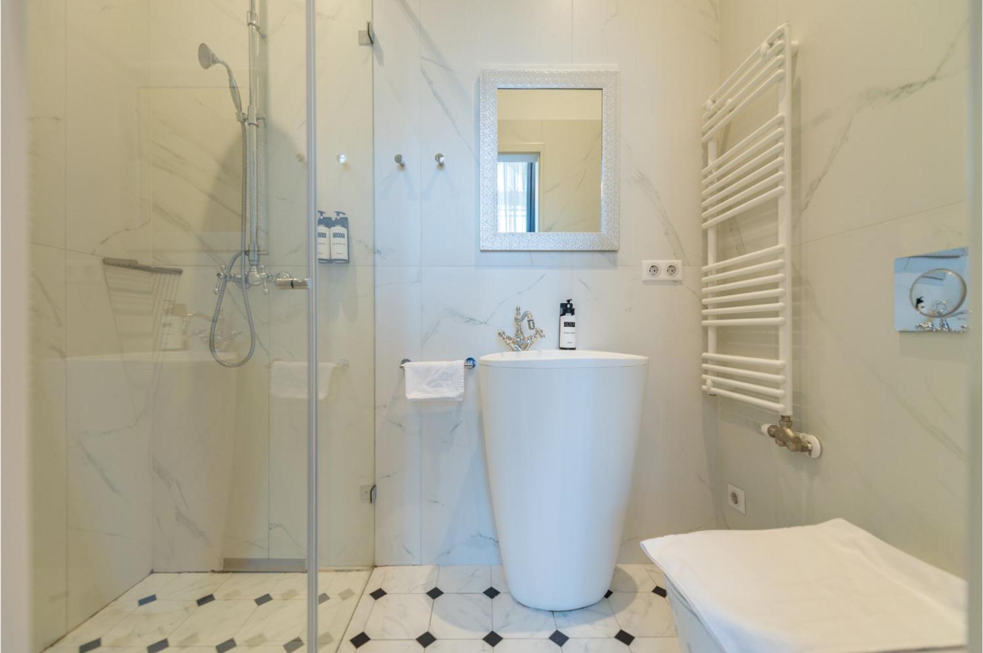Zoya Luxury Residence Βουδαπέστη Εξωτερικό φωτογραφία A modern bathroom