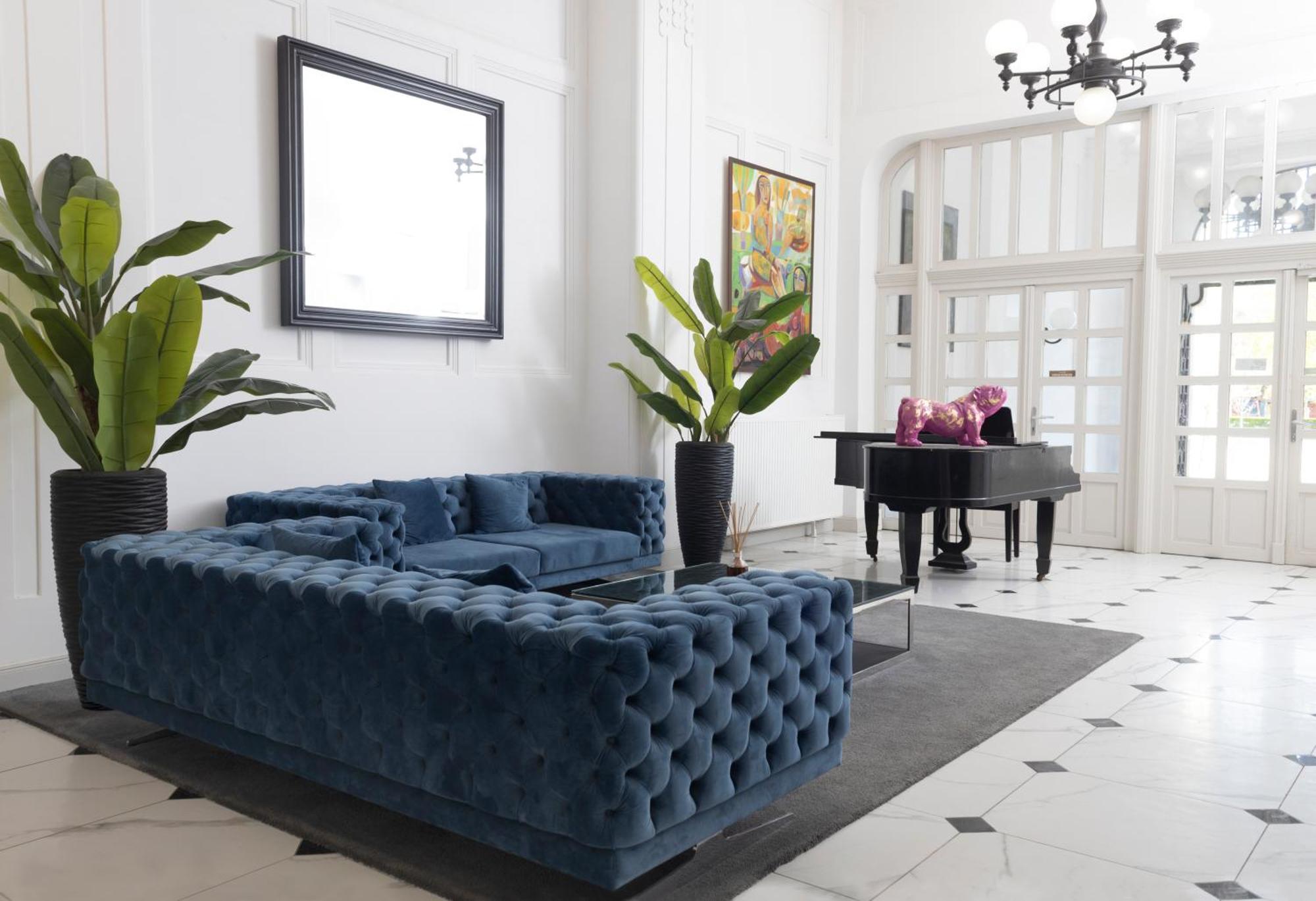 Zoya Luxury Residence Βουδαπέστη Εξωτερικό φωτογραφία A blue velvet sofa