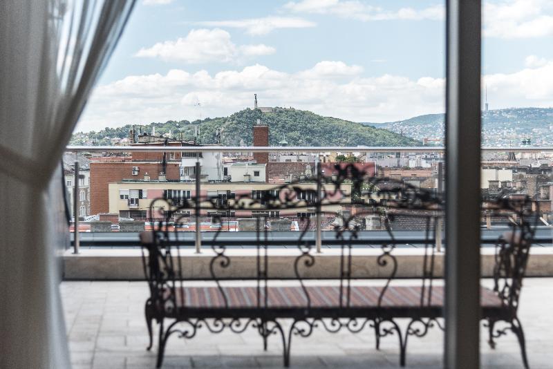 Zoya Luxury Residence Βουδαπέστη Εξωτερικό φωτογραφία View of the mountain from the hotel